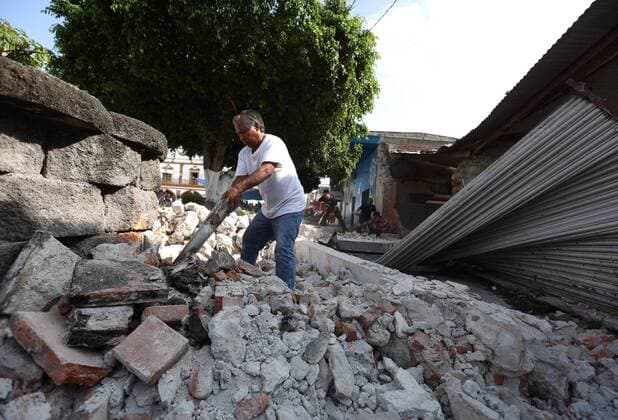 (170920) -- MORELOS (MEXICO), Sept. 20, 2017 -- A resident removes debris on a collapsed building in Jojutla, the state of Morelos, Mexico, on Sept. 20, 2017. Over 220 people have been killed after a powerful earthquake hit central Mexico on Tuesday, with the death toll expected to rise due to the scale of the temblor, the country s civil protection agency said.) (ma) (vf) MEXICO-MORELOS-EARTHQUAKE ArmandoxSolis 