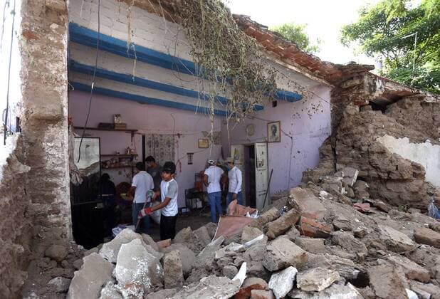 (170920) -- MORELOS (MEXICO), Sept. 20, 2017 -- People inspect a damaged house in Jojutla, the state of Morelos, Mexico, on Sept. 20, 2017. Over 220 people have been killed after a powerful earthquake hit central Mexico on Tuesday, with the death toll expected to rise due to the scale of the temblor, the country s civil protection agency said.) (ma) (vf) MEXICO-MORELOS-EARTHQUAKE ArmandoxSolis 