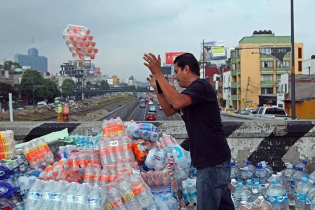 September 20, 2017 - EUM20170920NAC61.JPG .CIUDAD DE MEXICO EarthquakeSismo-CDMX.- En la esquina de Viaducto y Medellin hay un centro de acopio y distribucion hacia otras zonas donde aun se rescatan personas. Foto: Agencia EL UNIVERSALCamila MataMAVC  - ZUMAu78_ 20170920_zaf_u78_067 Copyright: xElxUniversalx