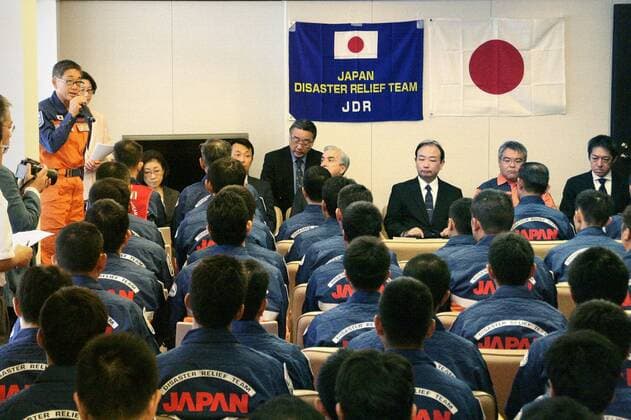 Erdbeben Mexiko, Japan stellt Rettungskräfte zur Verfügung Japan rescue team to operate in quake-hit Mexico Members of the Japan disaster relief team attend a departure ceremony on Sept. 21, 2017, at Narita airport, near Tokyo, before leaving for quake-hit Mexico. The team, which will take part in rescue operations, consists of around 70 officials from the Foreign Ministry, the National Police Agency and other government agencies as well as four search dogs. 
