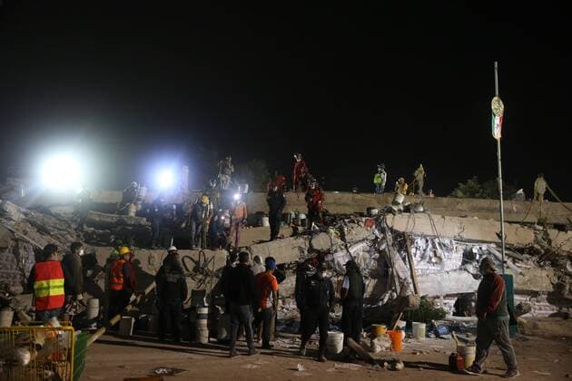 (170920) -- MEXICO CITY, Sept. 20, 2017 -- Rescuers work on the debris of a collapsed building in Mexico City, Capital of Mexico, on Sept. 20, 2017. Over 220 people have been killed after a powerful earthquake hit central Mexico on Tuesday, with the death toll expected to rise due to the scale of the temblor, the country s civil protection agency said. ) MEXICO-MEXICO CITY-EARTHQUAKE DanxHang 