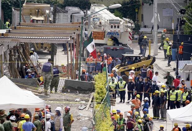 (170921) -- MEXICO CITY, Sept. 21, 2017 -- Rescuers search for survivors at the Enrique Rebsamen school after an earthquake in Mexico City, capital of Mexico, on Sept. 20, 2017. Elements from the civil protection corps, Red Cross, army, police and voluntary civilians worked through the day on Wednesday to remove rubble from collapsed buildings in Mexico City, after the magnitude-7.1 earthquake shook the center of the country on Tuesday. David de la Paz) (ma) (vf) (hy) MEXICO-MEXICO CITY-ENVIRONMENT-EARTHQUAKE e DavidxdexlaxPaz 