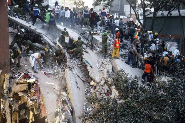 September 20 2017 Mexico City Mexico Rescue workers dig under the debris of a building that collapsed after a 7 1 magnitude in Mexico City Mexico At least 224 people have died following a powerful earthquake that struck central Mexico  - ZUMAu78_ 20170920_zaf_u78_043 Copyright: xElxUniversalx