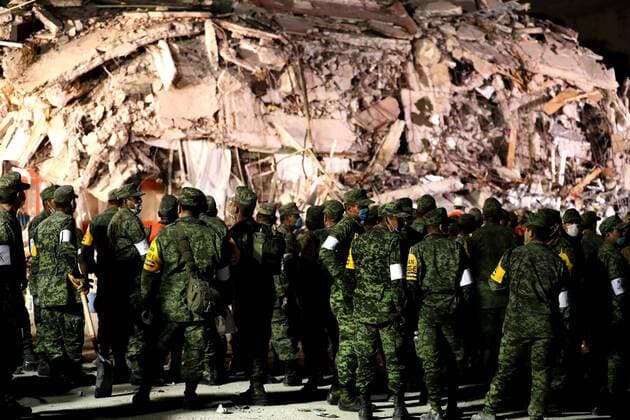 September 20 2017 Mexico City Mexico Government workers work the scene of a building that collapsed after a 7 1 magnitude in Mexico City Mexico At least 224 people have died following a powerful earthquake that struck central Mexico  - ZUMAu78_ 20170920_zaf_u78_059 Copyright: xElxUniversalx