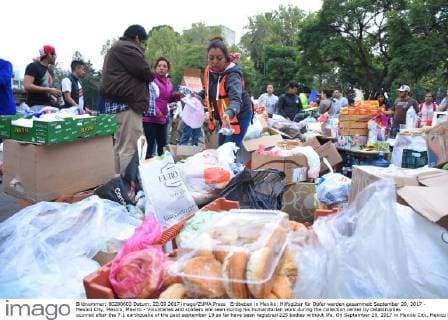 Erdbeben in Mexiko: Hilfsgüter für Opfer werden gesammelt September 20, 2017 - Mexico City, Mexico, Mexico - Voluntaries and soldiers are seen during his humanitarian work during the collection center by catastrophes ocurred after the 7.1 earthquake of the past september 19 so far have been registred 225 bodies without life. On September 20, 2017 in Mexico City, Mexico Mexico City Mexico  - ZUMAn230 20170920_zaa_n230_557 Copyright: xCarlosxTischlerx