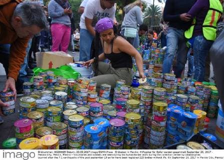 Erdbeben in Mexiko: Hilfsgüter für Opfer werden gesammelt September 20, 2017 - Mexico City, Mexico, Mexico - Voluntaries and soldiers are seen during his humanitarian work during the collection center by catastrophes ocurred after the 7.1 earthquake of the past september 19 so far have been registred 225 bodies without life. On September 20, 2017 in Mexico City, Mexico Mexico City Mexico  - ZUMAn230 20170920_zaa_n230_559 Copyright: xCarlosxTischlerx