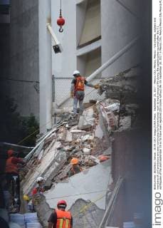 September 20, 2017 - Mexico City, Mexico, Mexico - Voluntaries, soldiers and members of civil protection are seen continuing his humanitarian work to wait rescue a life during the catastrophes ocurred after the 7.1 earthquake of the past september 19 so far have been registred 225 bodies without life. On September 20, 2017 in Mexico City, Mexico Mexico City Mexico  - ZUMAn230 20170920_zaa_n230_552 Copyright: xCarlosxTischlerx