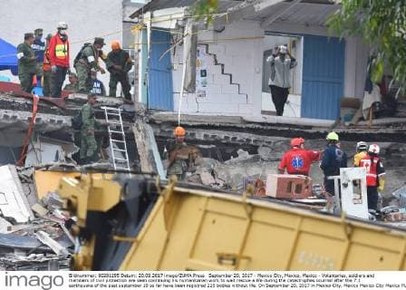 September 20, 2017 - Mexico City, Mexico, Mexico - Voluntaries, soldiers and members of civil protection are seen continuing his humanitarian work to wait rescue a life during the catastrophes ocurred after the 7.1 earthquake of the past september 19 so far have been registred 225 bodies without life. On September 20, 2017 in Mexico City, Mexico Mexico City Mexico  - ZUMAn230 20170920_zaa_n230_520 Copyright: xCarlosxTischlerx