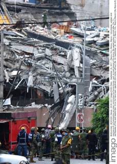 September 20, 2017 - Mexico City, Mexico, Mexico - Voluntaries, soldiers and members of civil protection are seen continuing his humanitarian work to wait rescue a life during the catastrophes ocurred after the 7.1 earthquake of the past september 19 so far have been registred 225 bodies without life. On September 20, 2017 in Mexico City, Mexico Mexico City Mexico  - ZUMAn230 20170920_zaa_n230_522 Copyright: xCarlosxTischlerx