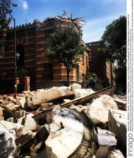exico city Mexico on 19 september 2017 Earthquake Mexico City People are all getting outside of the surrounding buildings on Paseo de la reforma in the north of Mexico city few minutes after the shock  Copyright: xÂ©xClotildexRichalet IP3x