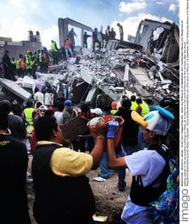 exico city Mexico on 19 september 2017 Earthquake Mexico City People are all getting outside of the surrounding buildings on Paseo de la reforma in the north of Mexico city few minutes after the shock  Copyright: xÂ©xClotildexRichalet IP3x
