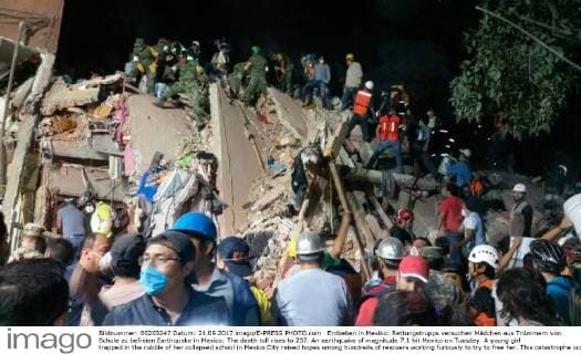 Erdbeben in Mexiko: Rettungstrupps versuchen Mädchen aus Trümmern von Schule zu befreien Earthquake in Mexico: The death toll rises to 237. An earthquake of magnitude 7.1 hit Mexico on Tuesday. A young girl trapped in the rubble of her collapsed school in Mexico City raised hopes among hundreds of rescuers working furiously to try to free her. This catastrophe occurs 32 years to the day after the powerful earthquake of 1985 which had caused more than 10,000 deaths. Mexico Mexico  549046