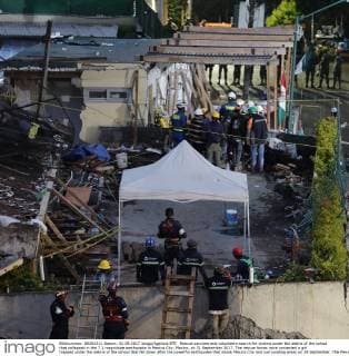 Rescue services and volunteers search for victims under the debris of the school that collapsed in the 7.1 magnitude earthquake in Mexico City, Mexico, on 21 September 2017. The rescue forces have contacted a girl trapped under the debris of the school that fell down after the powerful earthquake that shook Mexico City and surrounding areas on 19 September. The Mexican Navy (Semar) have confirmed that they are close to save the girl, who resists under the rubbles and who has told the rescue menbers that there are more children alive with her, but their number is unknown, Semar s Almirant Jose Luis Vergara has said. The collapse of the school caused 25 victims, with some 21 children between them, according to the Public Education Secretariat. The quake left dozens of collapsed buildings across the country and at least 230 people dead, a hu  Copyright: xJosexMendezx GRA198 20170921-636416017582444486