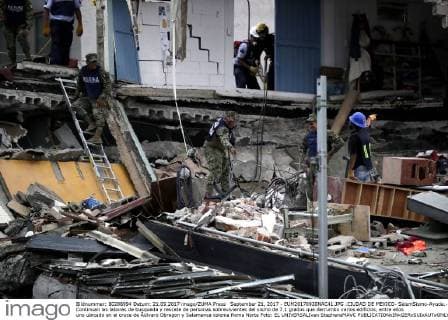 September 21, 2017 - EUM20170920NAC41.JPG .CIUDAD DE MEXICO- SeismSismo-Ayuda.- Continuan las labores de busqueda y rescate de personas sobrevivientes del sismo de 7.1 grados que derrumbo varios edificios, entre ellos uno ubicado en el cruce de Ãlvaro Obregon y Salamanca colonia Roma Norte Foto: EL UNIVERSALIvan StephensMAVC  - ZUMAu78_ 20170921_zaf_u78_051 Copyright: xElxUniversalx