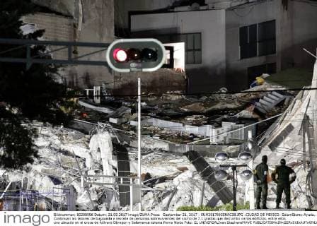 September 21, 2017 - EUM20170920NAC38.JPG .CIUDAD DE MEXICO- SeismSismo-Ayuda.- Continuan las labores de busqueda y rescate de personas sobrevivientes del sismo de 7.1 grados que derrumbo varios edificios, entre ellos uno ubicado en el cruce de Ãlvaro Obregon y Salamanca colonia Roma Norte Foto: EL UNIVERSALIvan StephensMAVC  - ZUMAu78_ 20170921_zaf_u78_053 Copyright: xElxUniversalx