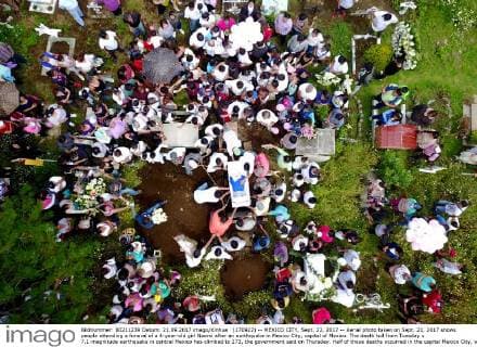 (170922) -- MEXICO CITY, Sept. 22, 2017 -- Aerial photo taken on Sept. 21, 2017 shows people attending a funeral of a 4-year-old girl Naomi after an earthquake in Mexico City, capital of Mexico. The death toll from Tuesday s 7.1-magnitude earthquake in central Mexico has climbed to 273, the government said on Thursday. Half of those deaths occurred in the capital Mexico City, where nearly 40 buildings collapsed, and the remainder in surrounding and nearby states. Monserrat Lopez)(da)(vf)(zhf) MEXICO-MEXICO CITY-EARTHQUAKE-AFTERMATH e MonserratxLopez 