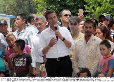 September 21 2017 EUM20170920NAC61 JPG CHIAUTLA DE TAPIA Pue Seism Sismo EPN 21 de septiembre 2017 El presidente Enrique Pena Nieto realiza un recorrido por esta comunidad perteneciente a este municipio de Puebla afectada por el sismo de 7 1 grados del pasado martes Foto Agencia EL UNIVERSAL RCC  - ZUMAu78_ 20170921_zaf_u78_079 Copyright: xOmarcontrerasx