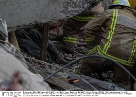 September 21, 2017 - Mexico, Mexico, MEXICO - Thursday September 21, 2017. Rescuers find a survivor after a 7.1 magnitude occurred in Mexico City on Tuesday. Mexico MEXICO - ZUMAp124 20170921_zaa_p124_009 Copyright: xJosexLunax