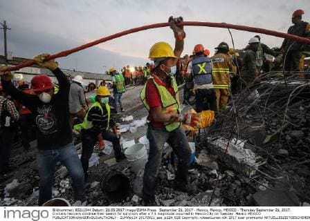 September 21, 2017 - Mexico, Mexico, MEXICO - Thursday September 21, 2017. Civilians rescuers continue their search for survivors after a 7.1 magnitude occurred in Mexico City on Tuesday. Mexico MEXICO - ZUMAp124 20170921_zaa_p124_028 Copyright: xJosexLunax