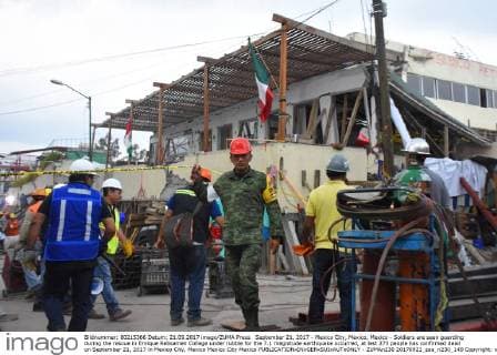 September 21, 2017 - Mexico City, Mexico, Mexico - Soldiers are seen guarding during the rescue in Enrique Rebsamen College under rubble for the 7.1 magnitude earthquake occurred, at lest 273 people has confirmed dead on September 21, 2017 in Mexico City, Mexico Mexico City Mexico  - ZUMAn230 20170921_zaa_n230_149 Copyright: xCarlosxTischlerx