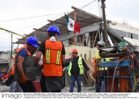 September 21, 2017 - Mexico City, Mexico, Mexico - voluntaries are seen during the rescue work in Enrique Rebsamen College under rubble for the 7.1 magnitude earthquake occurred, at lest 273 people has confirmed dead on September 21, 2017 in Mexico City, Mexico Mexico City Mexico  - ZUMAn230 20170921_zaa_n230_145 Copyright: xCarlosxTischlerx