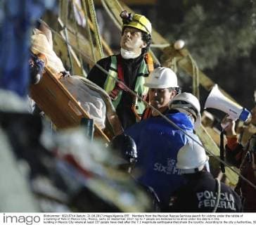 Members from the Mexican Rescue Services search for victims under the rubble of a building of flats in Mexico City, Mexico, early 22 September 2017. Up to 7 people are believed to be alive under the debris in this building in Mexico City where at least 137 people have died after the 7.1 magnitude earthquake that shook the country. According to the city s Authorities, 50 people are believed to be alive waiting to be rescued. EARTHQUAKE MEXICO !ACHTUNG: NUR REDAKTIONELLE NUTZUNG!  Copyright: xJosexMendezx 20170922-636416858600360237