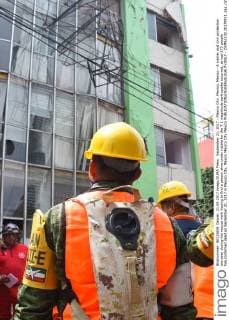 September 21, 2017 - Mexico City, Mexico, Mexico - A soldier and civil protection are seen during the rescue work hoping to find a person alive under rubble for the 7.1 magnitude earthquake occurred, at lest 273 people has confirmed dead on September 21, 2017 in Mexico City, Mexico Mexico City Mexico  - ZUMAn230 20170921_zaa_n230_127 Copyright: xCarlosxTischlerx