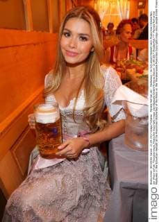 Pamela Reif bei der - Madlwiesn - im Schuetzen-Festzelt beim Muenchner Oktoberfest, der Wiesn auf der Theresienwiese, Muenchen Copyright imago stock&people GmbH Tinkeres Datum: 21.09.2017 Oktoberfest *** Pamela Reif at the Madlwiesn in the Schuetzen Festzelt at the Muenchner Oktoberfest of the Wiesn on the Theresienwiese Muenchen Copyright imago stock people GmbH Tinkerer Date 21 09 2017 Octoberfest