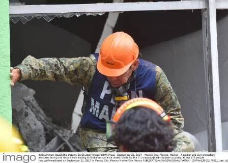 September 21, 2017 - Mexico City, Mexico, Mexico - A soldier and civil protection are seen during the rescue work hoping to find a person alive under rubble for the 7.1 magnitude earthquake occurred, at lest 273 people has confirmed dead on September 21, 2017 in Mexico City, Mexico Mexico City Mexico  - ZUMAn230 20170921_zaa_n230_123 Copyright: xCarlosxTischlerx