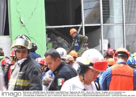 September 21, 2017 - Mexico City, Mexico - A soldier and civil protection are seen during the rescue work hoping to find a person alive under rubble for the 7.1 magnitude earthquake occurred, at lest 273 people has confirmed dead on September 21, 2017 in Mexico City, Mexico Mexico City Mexico  - ZUMAn230 20170921_zaa_n230_120 Copyright: xCarlosxTischlerx