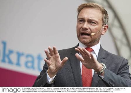 Deutsche Parteien: FDP. Wiedereinzug in den Bundestag 2017 Wahlkampf FDP Koblenz Rheinland-Pfalz Der FDP-Vorsitzende Christian Lindner hält am 22.09.2017 in Koblenz, bei einer Wahlkampfveranstaltung seiner Partei, eine Rede.