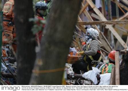 Rescue workers from the Japan brigade and their dog continue the search for victims at Alvaro Obregon building, in Mexico City, Mexico, 22 September 2017. The death toll from the powerful earthquake in central Mexico rose to 286, said National Civil Protection Coordinator Luis Felipe Puente. Mexico earthquake aftermath !ACHTUNG: NUR REDAKTIONELLE NUTZUNG!  Copyright: xJoséxMéndezx MEX11 20170922-636417022431280082