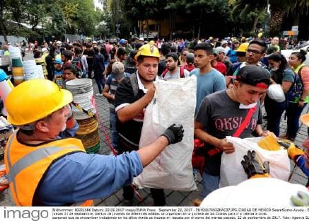September 22, 2017 - EUM20170922NAC37.JPG.CIUDAD DE MEXICO SeismSismo-Ayuda.- El jueves 21 de septiembre, cientos de jovenes de diferentes edades se organizan en la glorieta de las Cibeles para ir a relevar a otras personas que se encuentran trabajando en los sitios donde se trabaja en rescate por el sismo del martes pasado, 22 de septiembre de 2017. Foto: Agencia EL UNIVERSALJorge SerratosMAVC  - ZUMAu78_ 20170922_zaf_u78_041 Copyright: xElxUniversalx