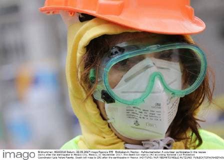 Erdbeben in Mexiko - Aufräumarbeiten A volunteer participates in the rescue works after the earthquake in Mexico City, Mexico, 22 September 2017. The death toll rose to 292 according National Civil Protection Coordinator Luis Felipe Puente. Death toll rises to 292 after the earthquake in Mexico !ACHTUNG: NUR REDAKTIONELLE NUTZUNG!  Copyright: xJorgexDanxLopezx MEX041 20170922-636417199454196243