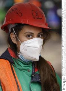 Erdbeben in Mexiko - Aufräumarbeiten (170923) -- MEXICO CITY, Sept. 23, 2017 -- A volunteer works to rescue survivors in a collapsed building after an earthquake at the Santa Cruz Atoyac neighborhood in the south of Mexico City, capital of Mexico, on Sept. 22, 2017. Some 293 people have been confirmed killed in the 7.1-magnitude earthquake that hit central Mexico on Tuesday, the head of the national civil protection agency, Luis Felipe Puente, said on Friday. David de la Paz) (ma) (da) (zhf) MEXICO-MEXICO CITY-EARTHQUAKE-RESCUE e DavidxdexlaxPaz 