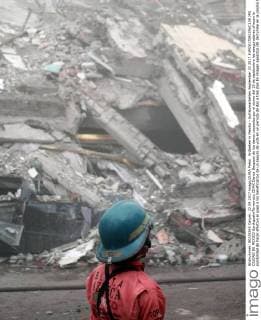 Erdbeben in Mexiko - Aufräumarbeiten September 22 2017 EUM20170922NAC138 JPG CIUDAD DE MEXICO EarthquakeTerremoto CDMX Danos Despues de los danos causados por el sismo del 19 de septiembre las aseguradoras ofrecen la posibilidad de hacer efectivo el pago a los beneficiarios de un seguro de vida en un periodo de dos a tres dias En imagen aspectos del derrumbe en la colonia Del Valle en el cruce de Peten y Zapata luego del terremoto del pasado 19 de septiembre Foto Agencia EL UNIVERSALAlejandra LeyvaMAVC  - ZUMAu78_ 20170922_zaf_u78_149 Copyright: xElxUniversalx