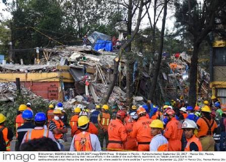 Erdbeben in Mexiko - Aufräumarbeiten September 22, 2017 - Mexico City, Mexico, Mexico - Rescuers are seen during their rescue efforts in the rubble of the multi-family apartments on Tlalpan Avenida due to the earthquake that struck Mexico the last September 19, where posibility there could be 7 survivors. On September 22, 2017 in Mexico City, Mexico Mexico City Mexico  - ZUMAn230 20170922_zaa_n230_550 Copyright: xCarlosxTischlerx