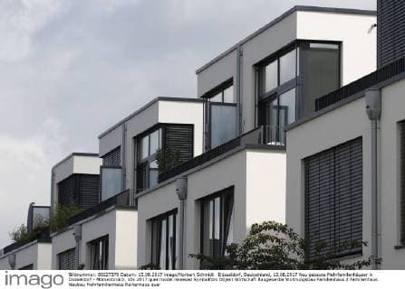 Düsseldorf, Deutschland, 13.08.2017 Neu gebaute Mehrfamilenhäuser in Düsseldorf - Mörsenbroich.