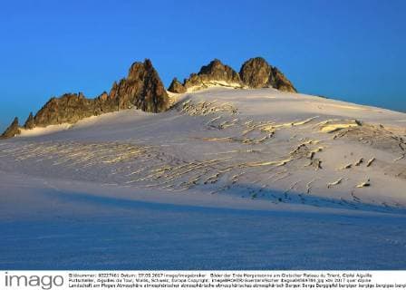 Bilder der Erde Morgensonne am Gletscher Plateau du Trient, Gipfel Aiguille Purtscheller, Aiguilles du Tour, Wallis, Schweiz, Europa Copyright: imageBROKER/GuenterxFischer ibxgva04569784.jpg