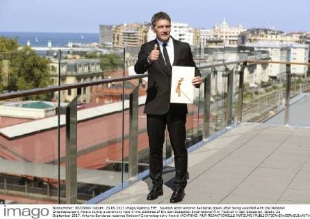 Spanish actor Antonio Banderas poses after being awarded with the National Cinematography Award during a ceremony held in the sidelines of the San Sebastian International Film Festival in San Sebastian, Spain, 23 September 2017. Antonio Banderas receives Natioanl Cinematography Award !ACHTUNG: NUR REDAKTIONELLE NUTZUNG!  Copyright: xJuanxHerrerox 20170923-636417761418178493
