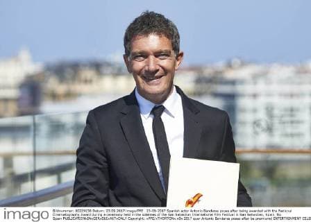 23-09-2017 Spanish actor Antonio Banderas poses after being awarded with the National Cinematography Award during a ceremony held in the sidelines of the San Sebastian International Film Festival in San Sebastian, Spain. No Spain  Copyright: xPPE xTHORTONx