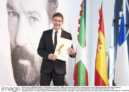 Bilder des Tages 23-09-2017 Spanish actor Antonio Banderas poses after being awarded with the National Cinematography Award during a ceremony held in the sidelines of the San Sebastian International Film Festival in San Sebastian, Spain. No Spain  Copyright: xPPE xTHORTONx