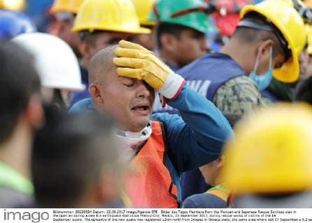 Bilder des Tages Members from the Mexican and Japanese Rescue Services stay in the open air during a new 6.4 earthquake that shook Mexico City, Mexico, 23 September 2017, during rescue works of victims of the 19 September quake. The epicentre of the new quake was registered 12km north from Ixtepec in Oaxaca state, the same area where last 07 September a 8.2 earthquake shook the country leaving 98 dead. New earthquake shakes Mexico !ACHTUNG: NUR REDAKTIONELLE NUTZUNG!  Copyright: xJosexMendezx 20170923-636417826793233452