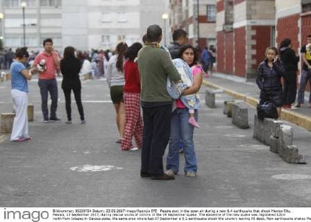 People stay in the open air during a new 6.4 earthquake that shook Mexico City, Mexico, 23 September 2017, during rescue works of victims of the 19 September quake. The epicentre of the new quake was registered 12km north from Ixtepec in Oaxaca state, the same area where last 07 September a 8.2 earthquake shook the country leaving 98 dead. New earthquake shakes Mexico !ACHTUNG: NUR REDAKTIONELLE NUTZUNG!  Copyright: xSashenkaxGutierrezx 20170923-636417837957592028