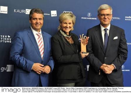 Karola Wille, Intendantin MDR Preistraegerin mit Laudator Sigmar Gabriel, Thomas Bellut Preistraeger Schauspielerpreis 2017 im Zoo Palast in Berlin am 22.09.2017