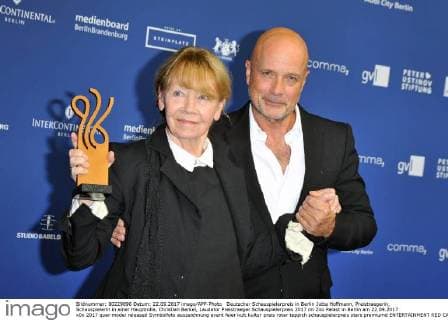 Deutscher Schauspielerpreis in Berlin Jutta Hoffmann, Preistraegerin, Schauspielerin in einer Hauptrolle, Christian Berkel, Laudator Preistraeger Schauspielerpreis 2017 im Zoo Palast in Berlin am 22.09.2017