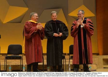 September 23, 2017 - Minneapolis, Minnesota, U.S. - President of Finland, SAULI NIINISTO, Receives Honorary Law Degree from the University of Minnesota at Orchestra Hall. Presented by DEAN E. JOHNSON, left, U of M Regent, ERIC W. KALER, right. Minneapolis U.S. - ZUMAu22_ 20170923_sha_u22_728 Copyright: xSeanxSmudax