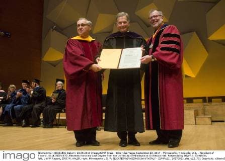 Bilder des Tages September 23, 2017 - Minneapolis, Minnesota, U.S. - President of Finland, SAULI NIINISTO, Receives Honorary Law Degree from the University of Minnesota at Orchestra Hall. Presented by DEAN E. JOHNSON, left, U of M Regent, ERIC W. KALER, right. Minneapolis U.S. - ZUMAu22_ 20170923_sha_u22_731 Copyright: xSeanxSmudax