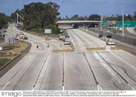 A view of the freeway where workers arrive to remodel the San Ysidro Port, at the border between the United States and Mexico, in San Diego, California, United States, 23 September 2017. The transit of vehicles bewteen San Ysidro, California and Tijuana, Mexico, will be closed for 57 hours due to the expansion works. Closing of the border between the US and for 57 hours due to works !ACHTUNG: NUR REDAKTIONELLE NUTZUNG!  Copyright: xDavidxMaungx SAN001 20170923-636418042853180199