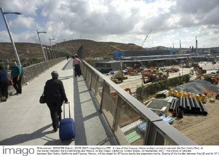 A view of the freeway where workers arrive to remodel the San Ysidro Port, at the border between the United States and Mexico, in San Diego, California, United States, 23 September 2017. The transit of vehicles bewteen San Ysidro, California and Tijuana, Mexico, will be closed for 57 hours due to the expansion works. Closing of the border between the US and for 57 hours due to works !ACHTUNG: NUR REDAKTIONELLE NUTZUNG!  Copyright: xDavidxMaungx SAN004 20170923-636418043580915534